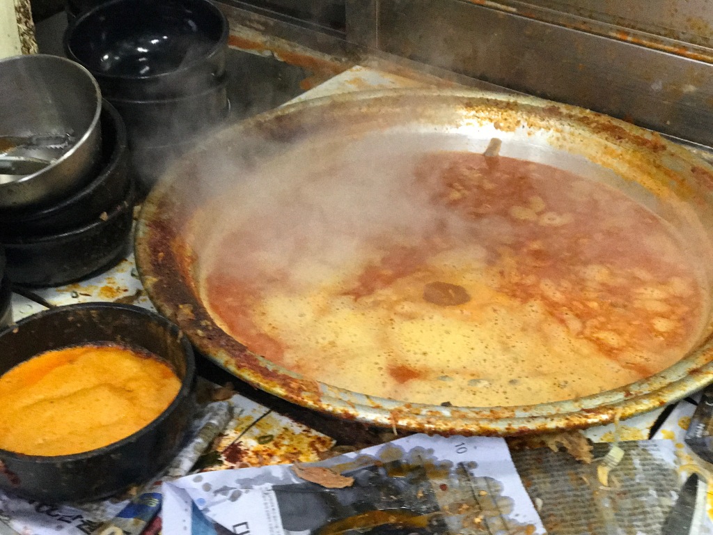 Enormous pot of boiling Gamjatang broth @ 동원집. Photo credit: Aaron. 